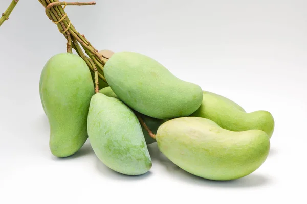 Surowe mango na białym tle — Zdjęcie stockowe