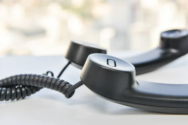 Linea telefonica spirale portatile - concetto di chiamata in conferenza — Foto Stock
