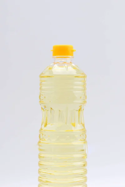 Garrafa de óleo vegetal na tela branca — Fotografia de Stock