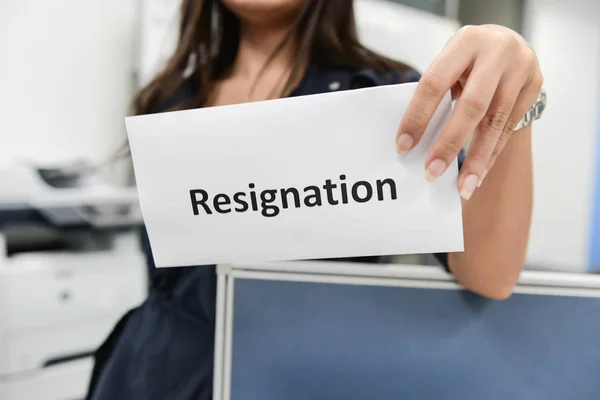 İş kadını istifa mektubu gönderilmiş