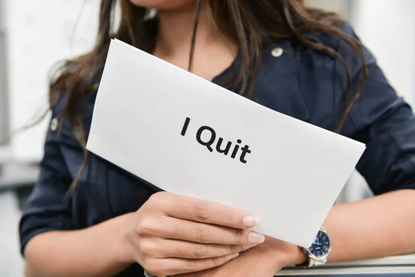 Renuncio - Mujer de negocios está mostrando el documento de renuncia por dejar el trabajo — Foto de Stock