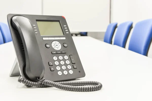 Téléphone IP noir dans la salle de réunion — Photo