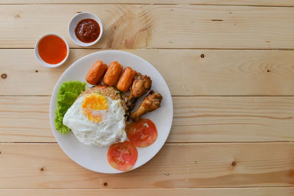 Z płaskim leżał śniadanie - smażony ryż, jajko sadzone, kiełbasa i kurczaka — Zdjęcie stockowe