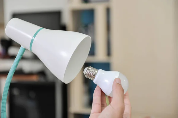 Bombilla led: selecciona la bombilla para usar con la lámpara eléctrica, cambiando la bombilla a la bombilla led para usar para la lámpara para ahorrar energía — Foto de Stock