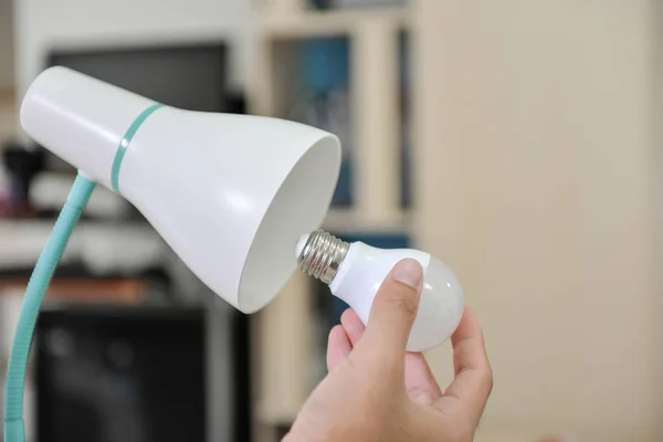 Bombilla led: selecciona la bombilla para usar con la lámpara eléctrica, cambiando la bombilla a la bombilla led para usar para la lámpara para ahorrar energía — Foto de Stock