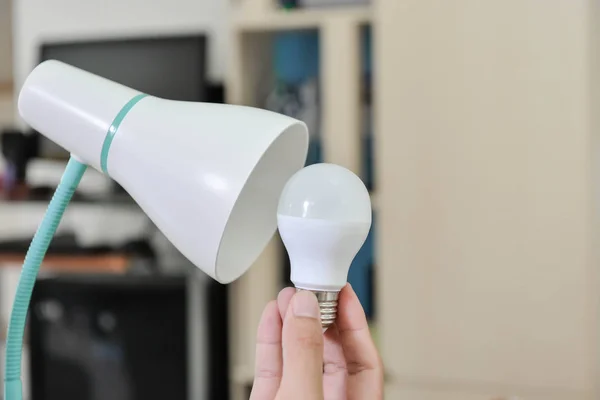 LED bulb - geselecteerd de lamp te gebruiken met elektrische lamp, Led lamp te gebruiken voor lamp voor het opslaan van de energie omzetten in de lamp — Stockfoto