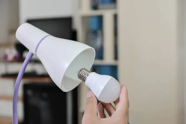 Bombilla led: selecciona la bombilla para usar con la lámpara eléctrica, cambiando la bombilla a la bombilla led para usar para la lámpara para ahorrar energía — Foto de Stock