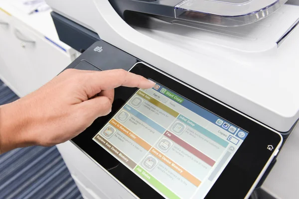 Yakın çekim - insan eli yazıcı kullanarak