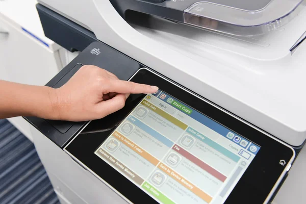 Yakın çekim - insan eli yazıcı kullanarak