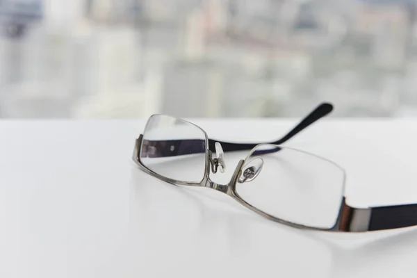 Espectáculos - Gafas en la mesa blanca — Foto de Stock