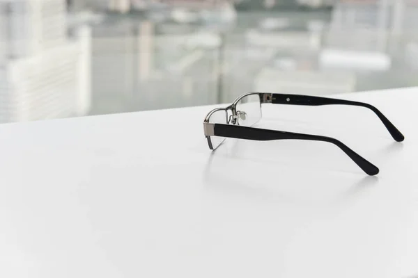 Glasögon - glasögon på vita bordet — Stockfoto