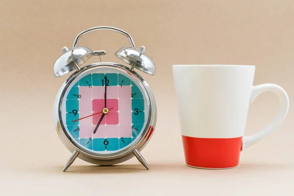 Relógio despertador está mostrando hora para 7 AM e uma xícara de café no local para café da manhã — Fotografia de Stock