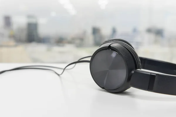Fekete több mint fülbe helyezhető fejhallgató - Close up — Stock Fotó