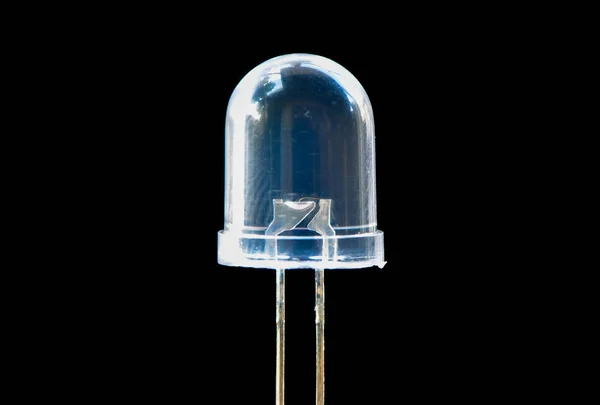 Макро из мини-прозрачной акриловой светодиодной лампы с черным фоном - Низкая клавиша — стоковое фото