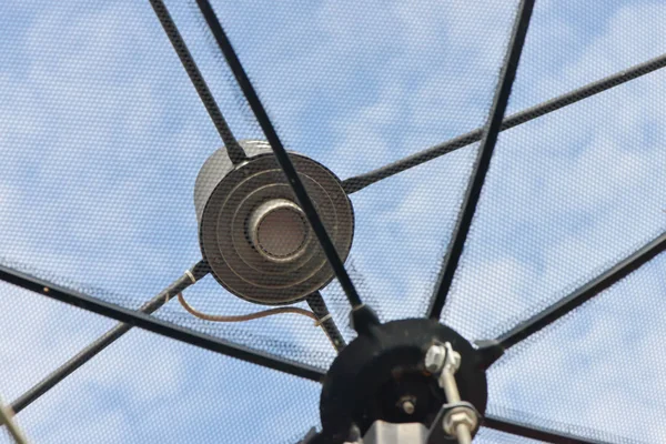 gökyüzünün altında uydunun yakın çekim