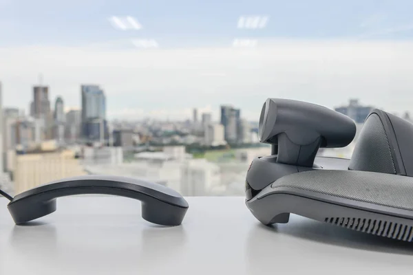 Video conferentie apparaat en telefoon handset op de witte tafel — Stockfoto