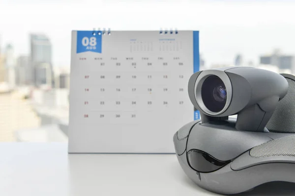Video konferens enhet med kalender bakgrund på vita bordet — Stockfoto
