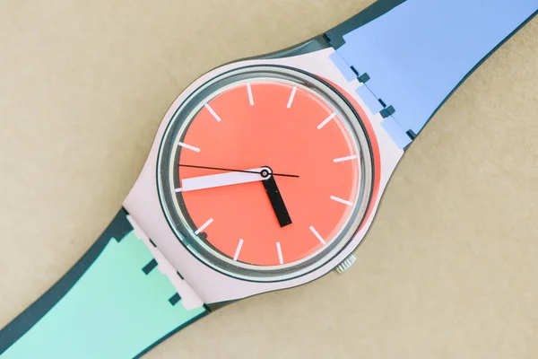 Beauté femme montre sur le fond brun — Photo