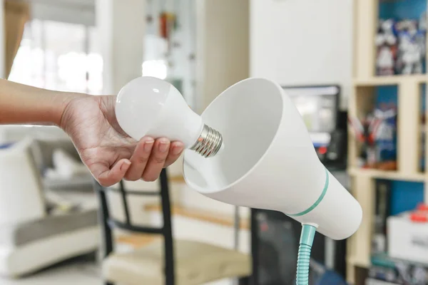Wechsel der Glühbirne auf LED zur Verwendung mit Lampe — Stockfoto