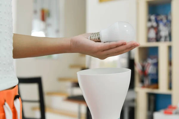 Cambiar la bombilla a led para usar con la lámpara — Foto de Stock