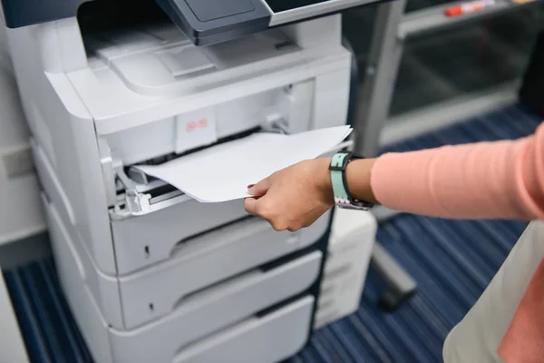 Женщина использует принтер для сканирования документа — стоковое фото