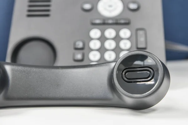 IP telefonní sluchátko drží volání na bílý stůl — Stock fotografie