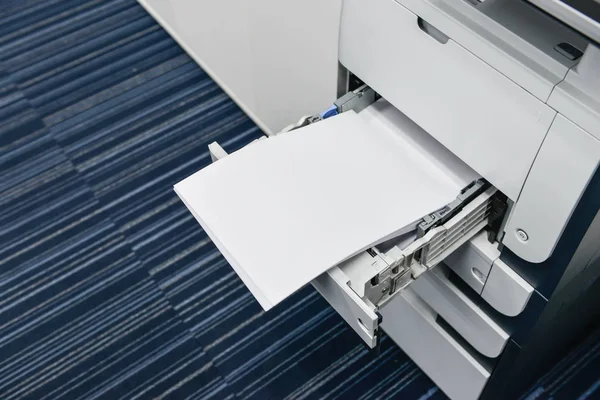 Перезагрузка бумаги в лоток для принтера — стоковое фото