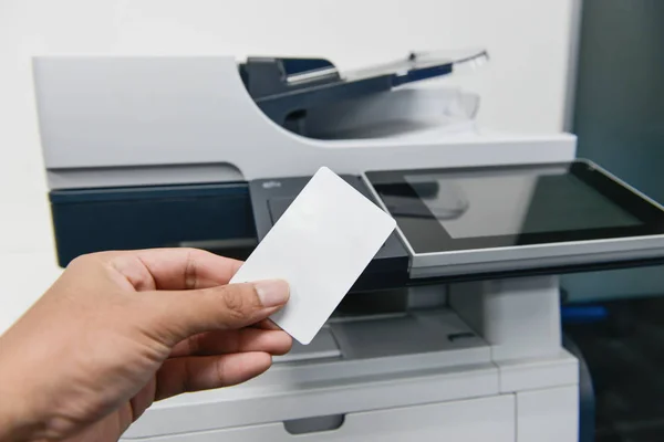 Использование смарт-карты с принтером для печати документа — стоковое фото