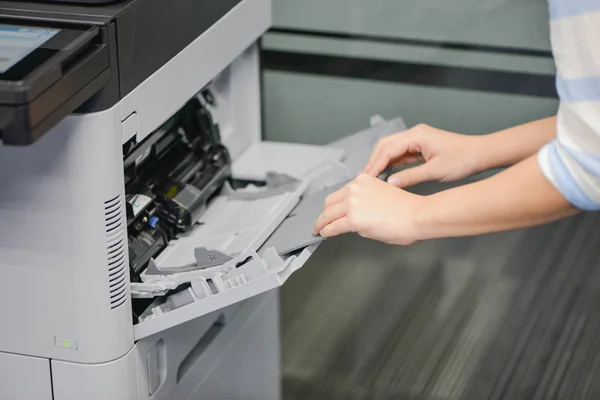 Mujer de negocios está reparando la impresora — Foto de Stock