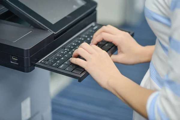 Бізнес-леді використовує принтер для сканування та друку — стокове фото