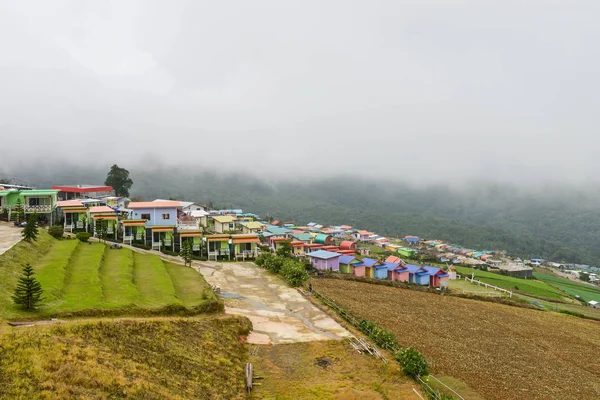 Hébergement coloré à flanc de colline à Phu Tubberk montagnes — Photo