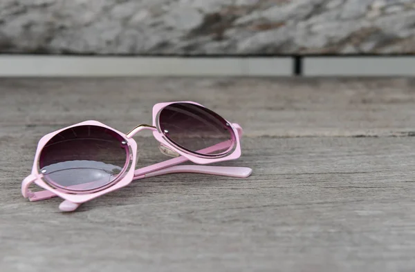 Gafas de sol rosadas sobre la mesa —  Fotos de Stock