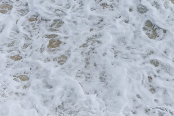 Konsistens av vågor bryta på stranden — Stockfoto