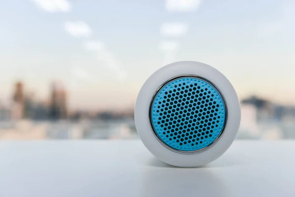 Wireless speaker on the table — Stock Photo, Image