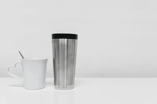 Vidrio de aluminio y taza de café — Foto de Stock