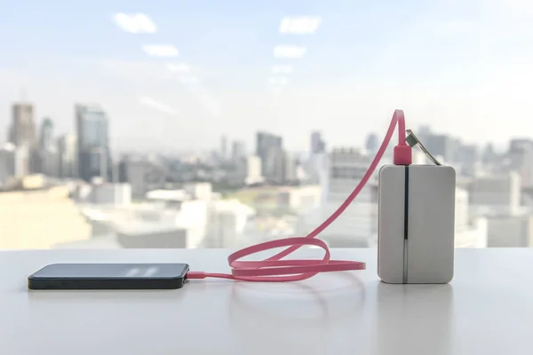 Beyaz güç banka pembe kablosu ile