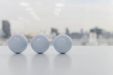 Golf topları beyaz masada