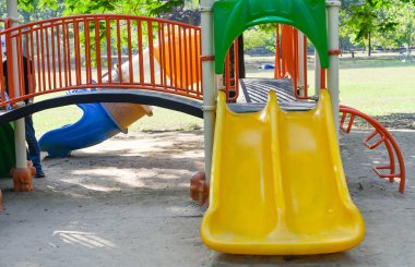 Oyun alanı ekipmanı parkta