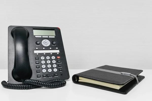 Telefono Nero Notebook Sul Tavolo Bianco — Foto Stock