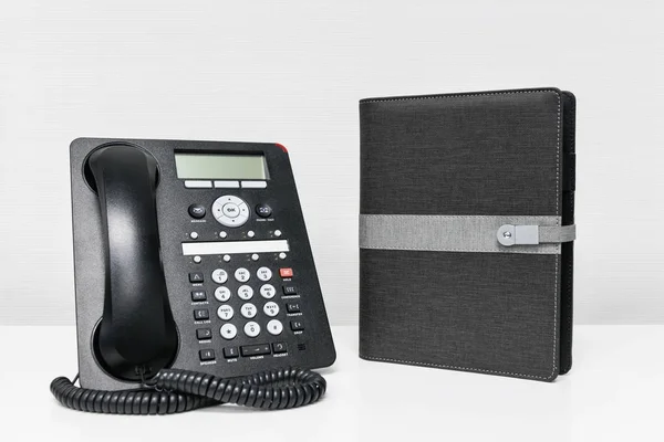 Telefono Nero Notebook Sul Tavolo Bianco — Foto Stock