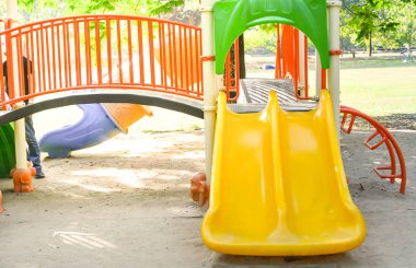 Oyun alanı ekipmanı aydınlatma ile parkta