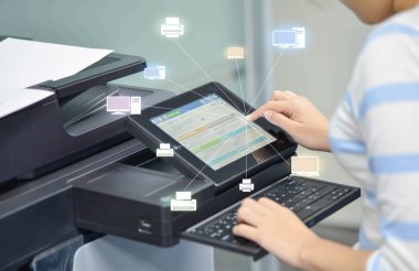 İş kadını şebeke için belge tarama için yazıcı kullanıyor