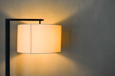 Beton duvar arka plan aydınlatma ile lamba