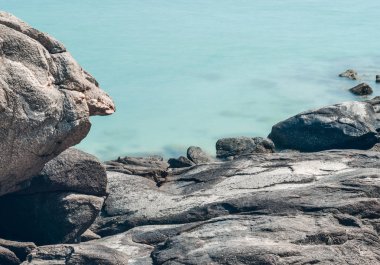 Deniz kıyısı mavi deniz suyu ile buzlu