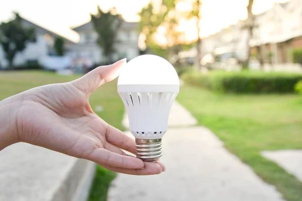 Bombilla led - tecnología de ahorro en nuestra mano —  Fotos de Stock