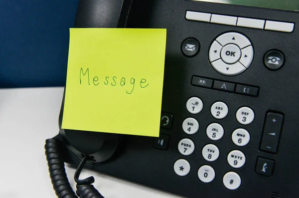 Nota Papel Com Texto Mensagem Colada Telefone — Fotografia de Stock