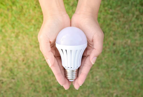 LED-Lampe - Spartechnologie in der Hand — Stockfoto