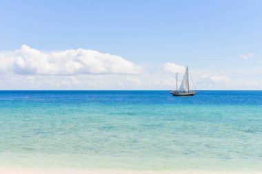Güzel mavi deniz ve yelkenli satun Tayland koh khai Island