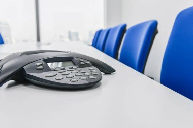 Toplantı odasında tablo aygıtta IP konferans