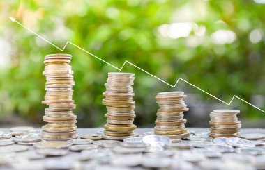 Madeni para yığınları ile güneş ışığı para kavramı kaydetmek için büyüyen